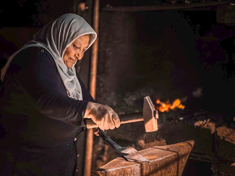 Leyla usta ve eşi teknolojiye rağmen demircilik mesleğini yıllardır sürdürüyor
