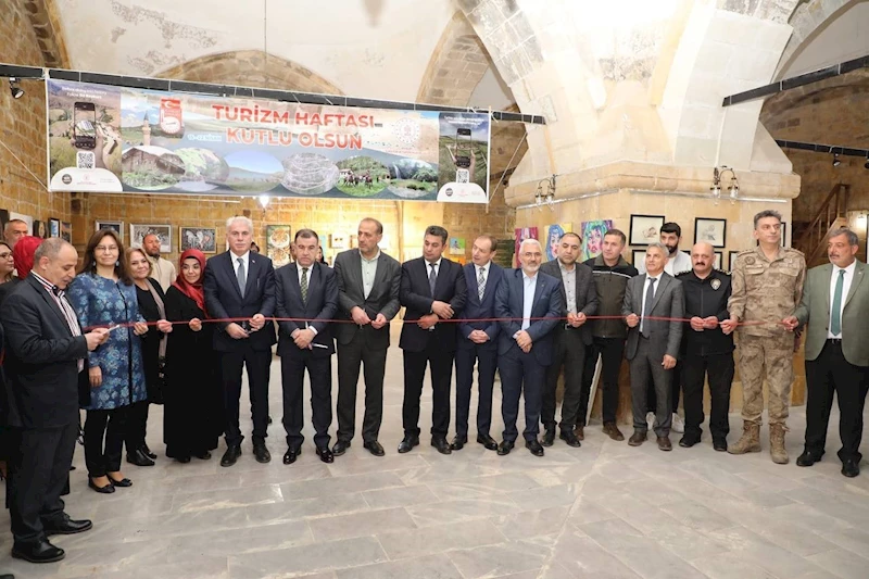 Bayburt’ta ’Geçmişten Geleceğe’ konulu karma sergi yoğun ilgi gördü
