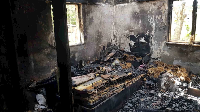 Yanan evden geriye beton yığınları kaldı
