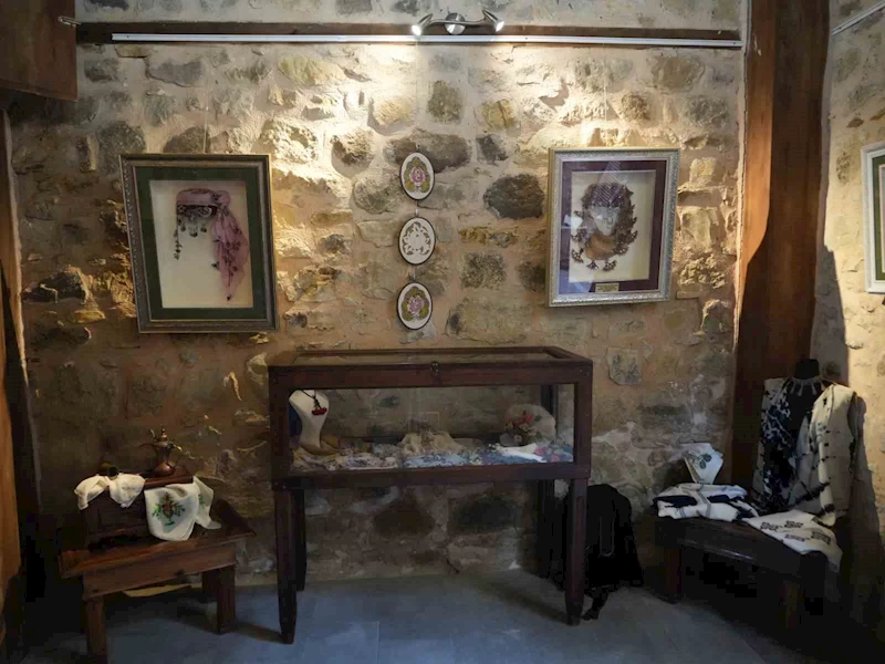 Kadınların günyüzüne çıkardığı motiflerle hazırlanan el emeği ürünler görücüye çıktı
