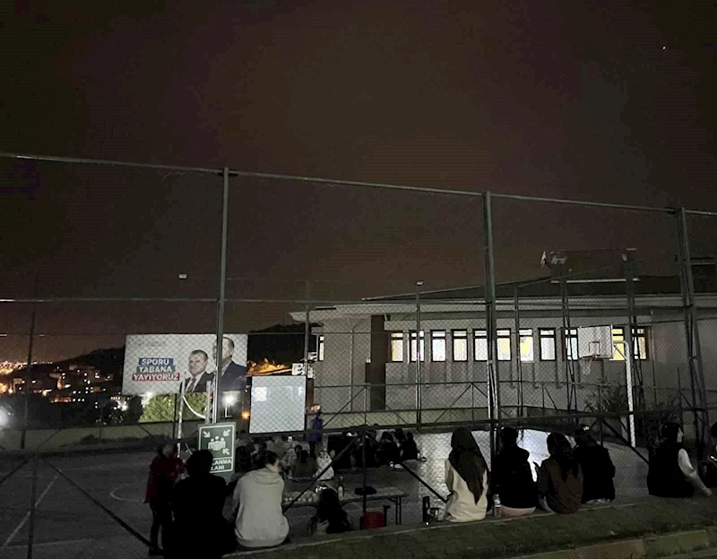 Sınavlar öncesi açık hava sinema etkinliği düzenlendi

