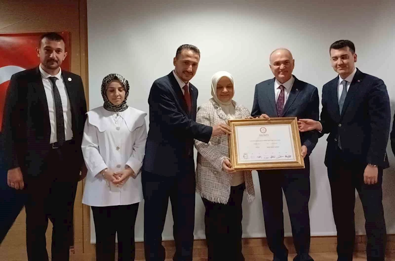 Faruk Özlü ve Meclis üyeleri mazbatalarını aldı
