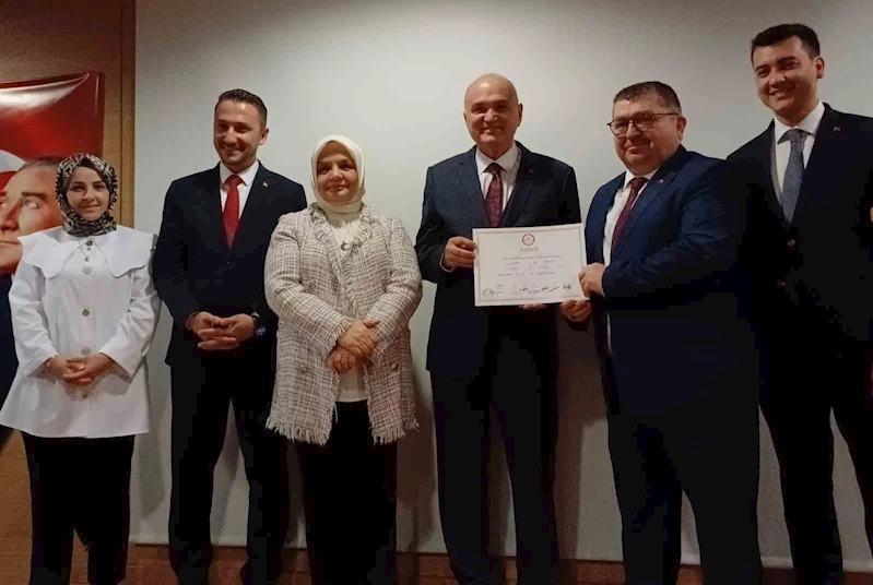 Faruk Özlü ve Meclis üyeleri mazbatalarını aldı
