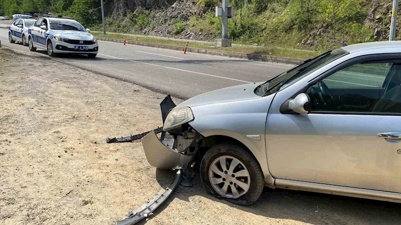 Refüjü aşıp karşı yola geçti, uçuruma yuvarlanmaktan son anda kurtuldu
