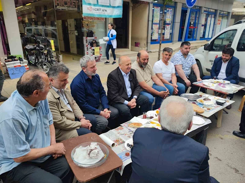 Başkan Tavlı, seçim öncesinde barıştırdığı kırgın esnaflarla buluştu
