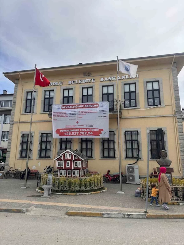 Belediye başkanı devralınan borçları belediye binası duvarına astırdı
