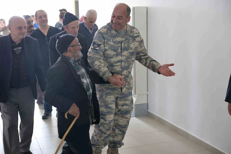 Huzurevi sakinleri Merzifon 5’inci Ana Jet Üssünde
