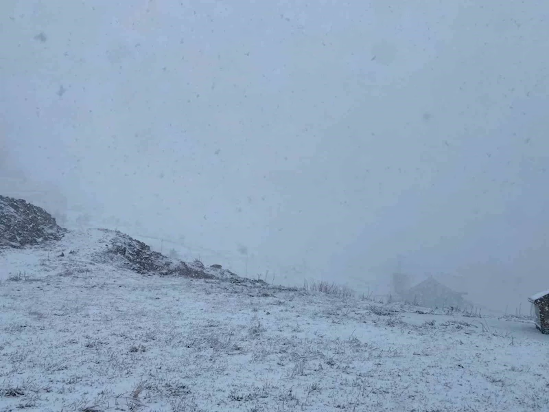 Bolu’da Nisan ayında lapa lapa kar yağışı
