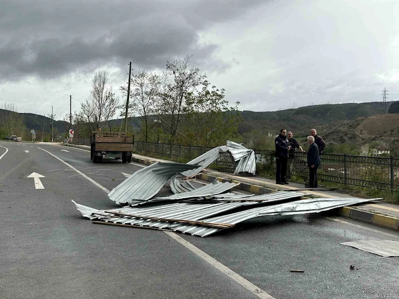 Kastamonu’da fırtına etkili oldu: Binaların çatıları uçtu

