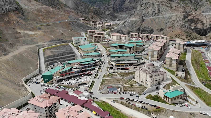 Türkiye’nin en büyük barajının yapıldığı ilçede, iktidar baraj altında kaldı
