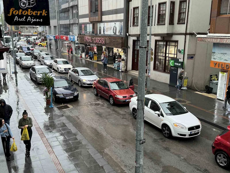 Yolda kalan Tır nedeniyle metrelerce kuyruk oluştu
