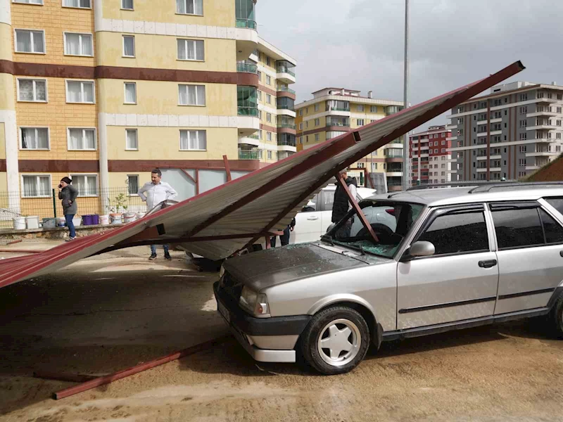 Uçan evin çatısı apartmanın duvarına ok gibi saplandı
