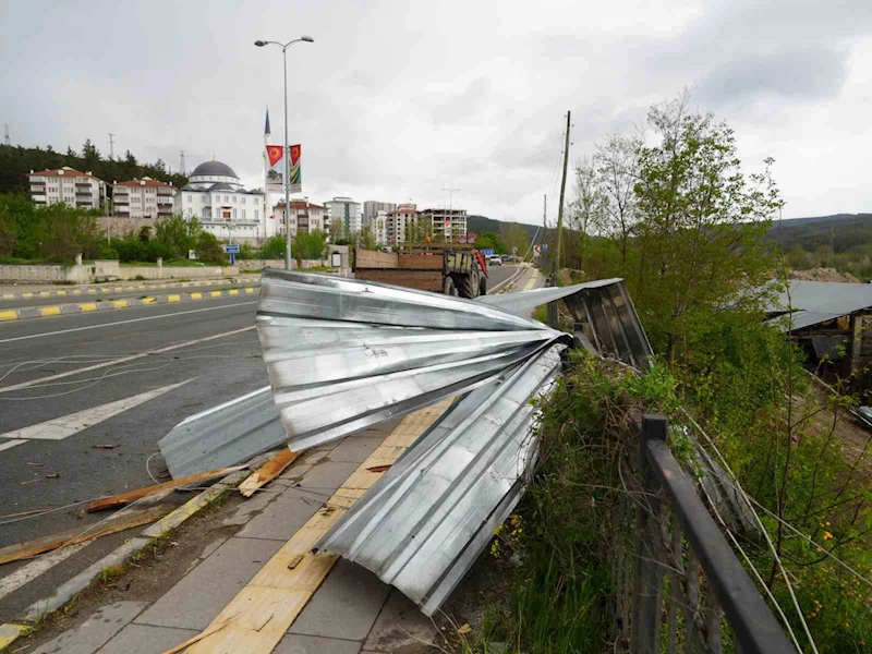 Uçan evin çatısı apartmanın duvarına ok gibi saplandı
