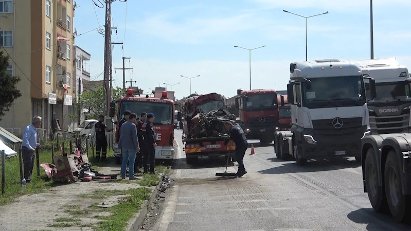 Hafif ticari araç tırın altına girdi: Karı-koca hayatını kaybetti
