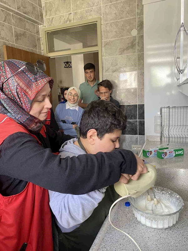 Özel bireyler kapta kek yaptı
