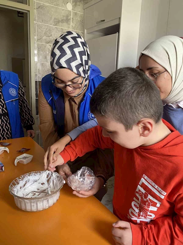 Özel bireyler kapta kek yaptı
