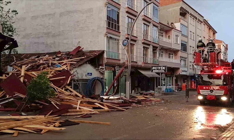 Vezirköprü’de fırtına çatıları uçurdu
