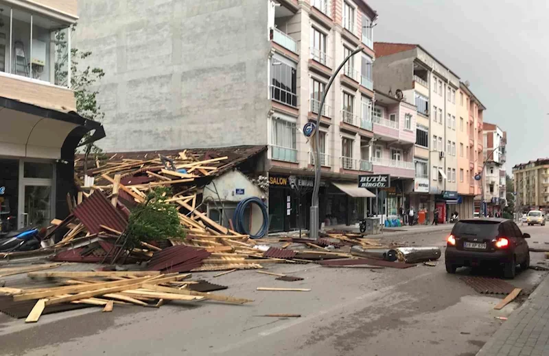 Vezirköprü’de fırtına çatıları uçurdu
