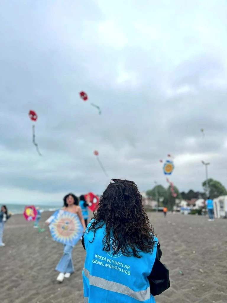 Gençler sahilde uçurtma şenliği düzenledi
