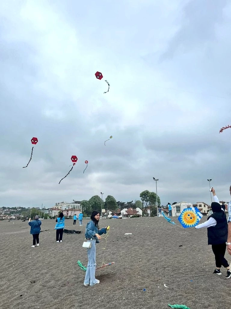 Gençler sahilde uçurtma şenliği düzenledi
