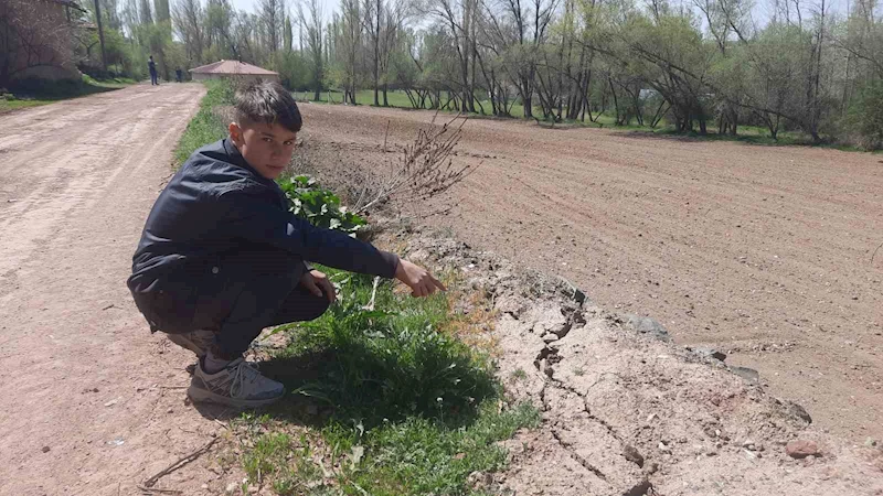 Tokat’ta deprem sonrası yollarda çatlaklar oluştu: “Ayakta zor durduk”

