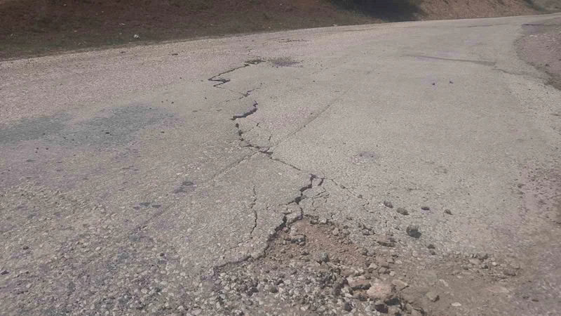 Tokat’ta deprem sonrası yollarda çatlaklar oluştu: “Ayakta zor durduk”
