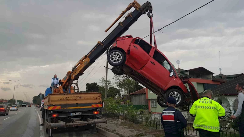 Kontrolden çıkan otomobil evin avlusuna uçtu: 2 ağır yaralı
