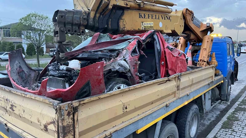 Kontrolden çıkan otomobil evin avlusuna uçtu: 2 ağır yaralı
