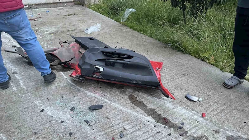 Kontrolden çıkan otomobil evin avlusuna uçtu: 2 ağır yaralı
