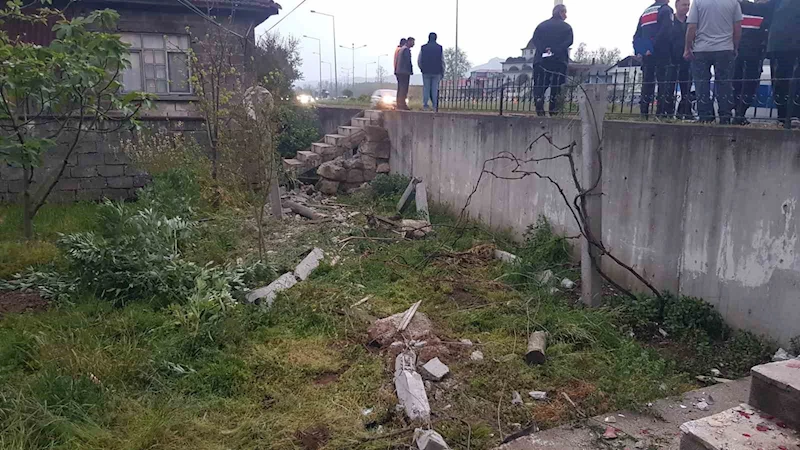 Kontrolden çıkan otomobil evin avlusuna uçtu: 2 ağır yaralı
