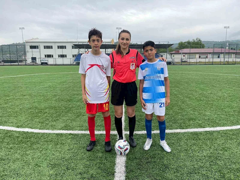 Kadın hakem maçı durdurup küçük futbolcunun ayakkabılarını bağladı
