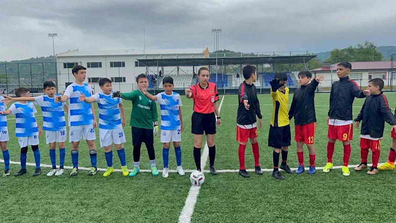 Kadın hakem maçı durdurup küçük futbolcunun ayakkabılarını bağladı
