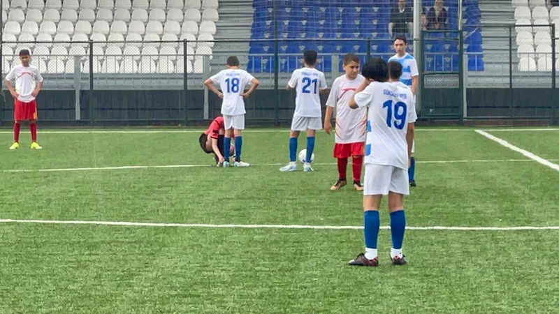 Kadın hakem maçı durdurup küçük futbolcunun ayakkabılarını bağladı
