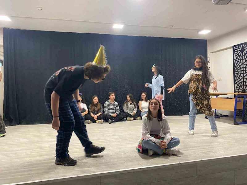 İlk tiyatrolarını lise öğrencilerine yaptılar
