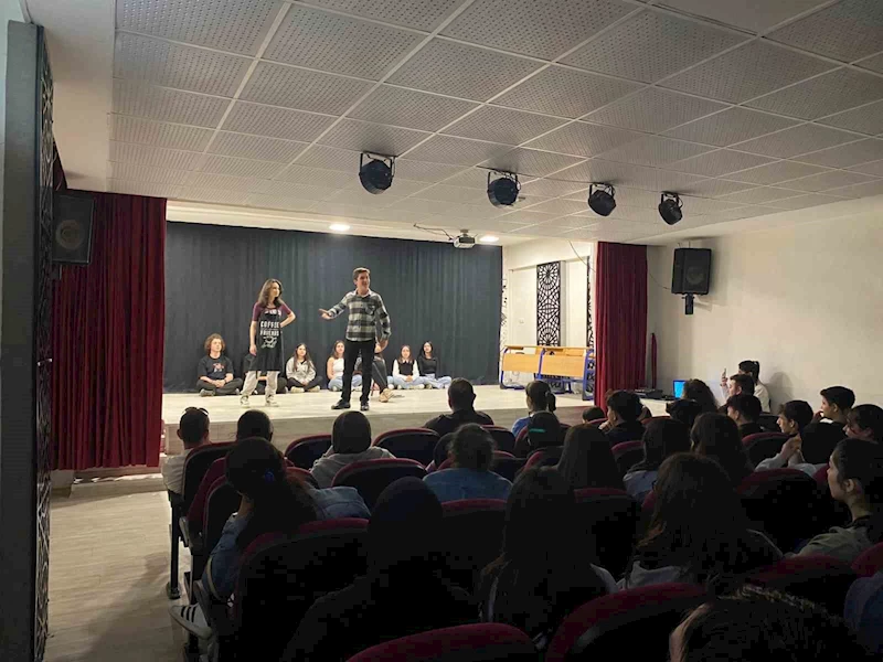 İlk tiyatrolarını lise öğrencilerine yaptılar
