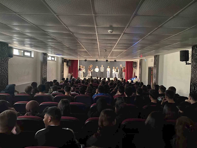 İlk tiyatrolarını lise öğrencilerine yaptılar
