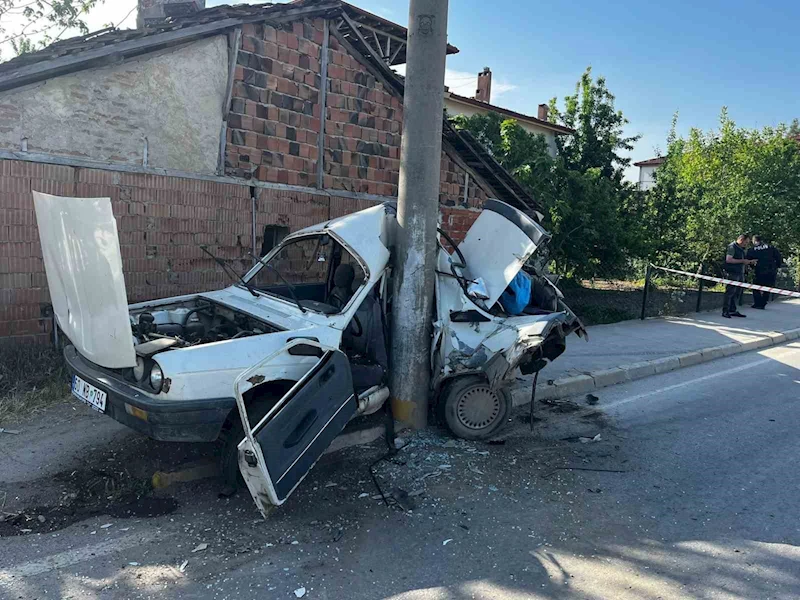 Araç hurdaya döndü, direk yerinden bile oynamadı
