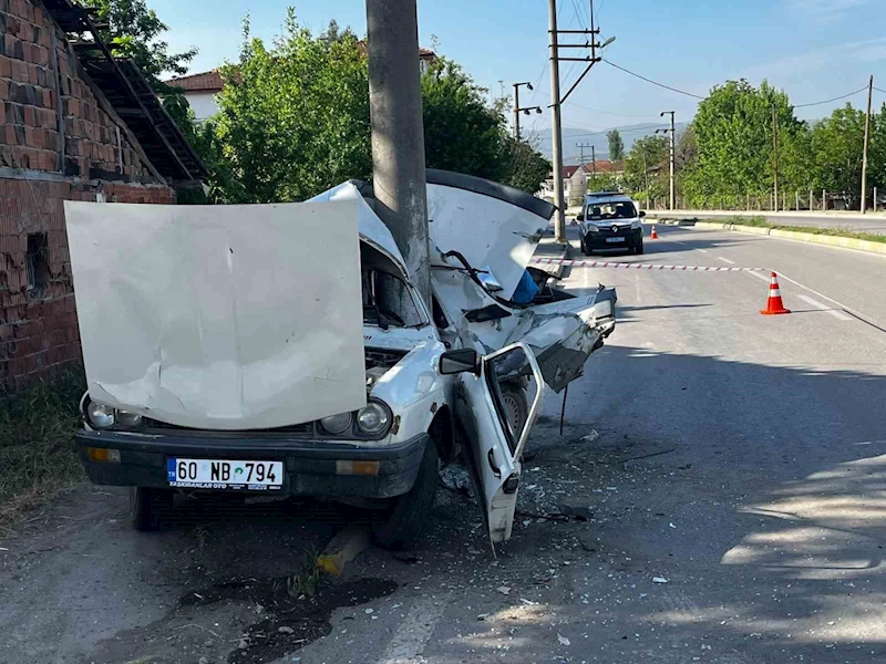 Araç hurdaya döndü, direk yerinden bile oynamadı
