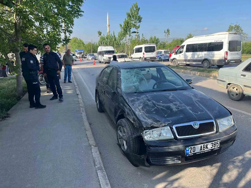 Araç hurdaya döndü, direk yerinden bile oynamadı
