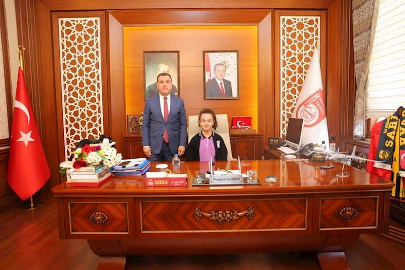 Vali Eldivan, koltuğunu 6. sınıf öğrencisi Emir’e devretti
