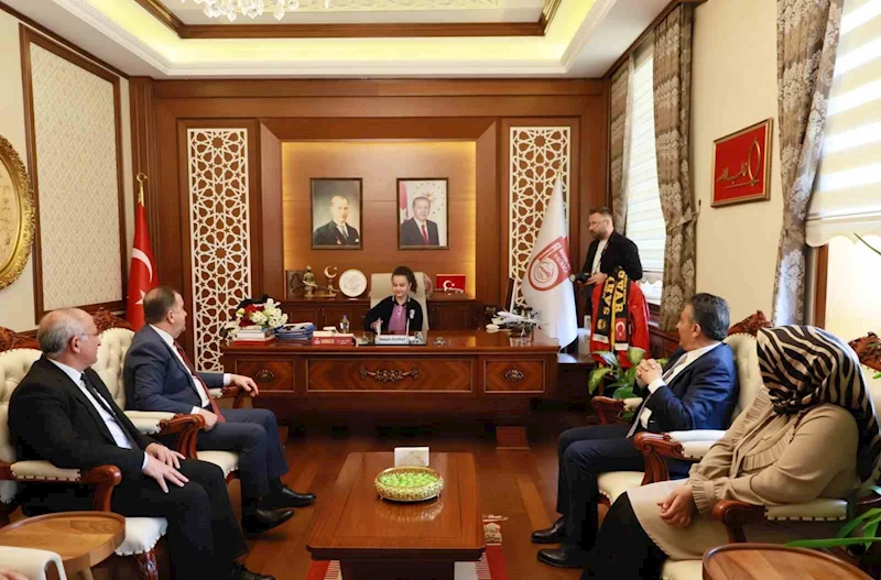 Vali Eldivan, koltuğunu 6. sınıf öğrencisi Emir’e devretti
