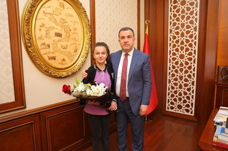 Vali Eldivan, koltuğunu 6. sınıf öğrencisi Emir’e devretti
