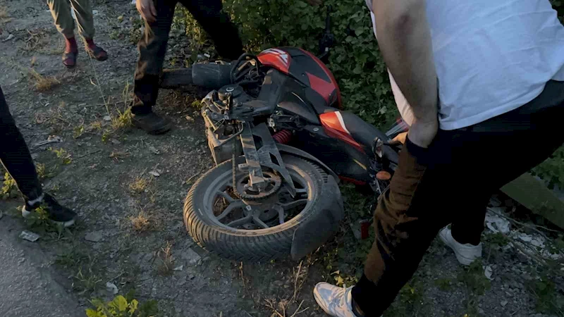 Motosiklet kamyonetle kafa kafaya çarpıştı: 1 yaralı
