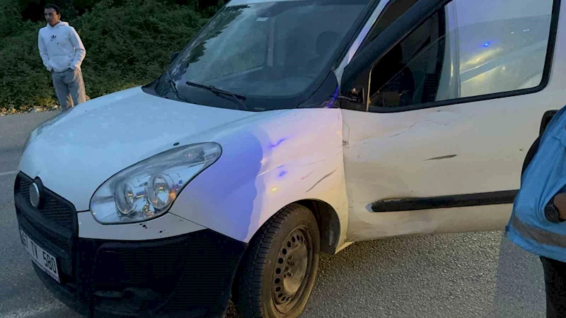 Motosiklet kamyonetle kafa kafaya çarpıştı: 1 yaralı
