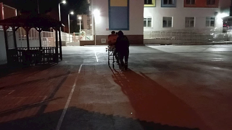 Okul bahçesinde oturan genç bıçaklı saldırıya uğradı
