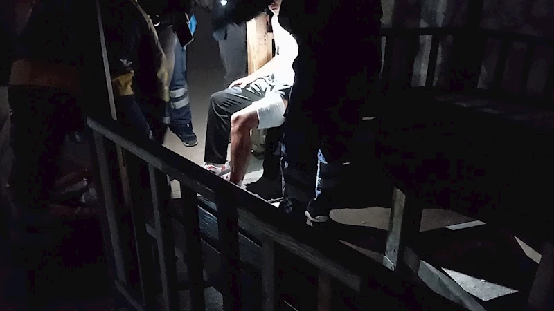 Okul bahçesinde oturan genç bıçaklı saldırıya uğradı
