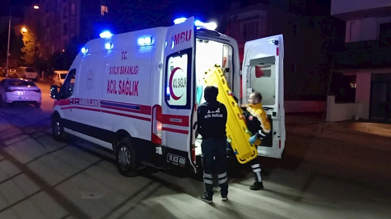 Okul bahçesinde oturan genç bıçaklı saldırıya uğradı
