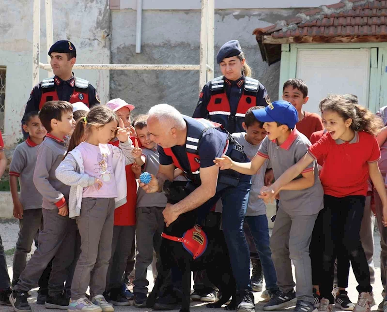 Amasya’da jandarmalar öğrencilere bayram sevinci yaşattı

