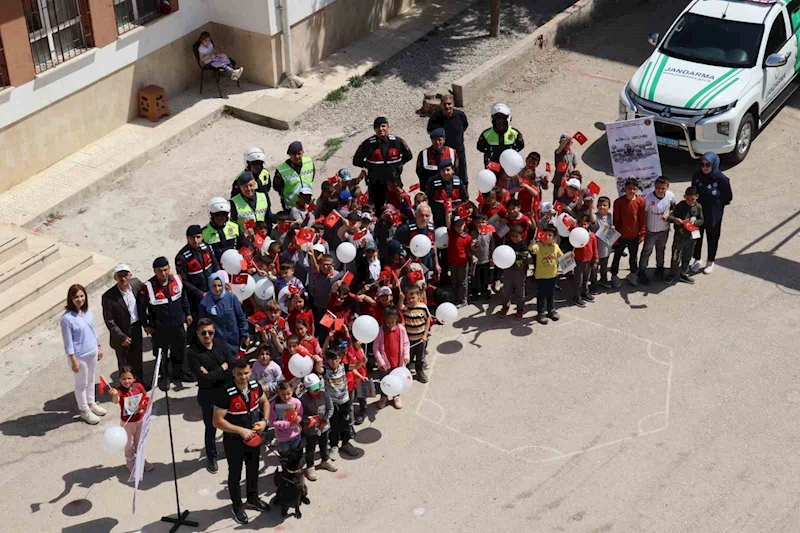 Amasya’da jandarmalar öğrencilere bayram sevinci yaşattı
