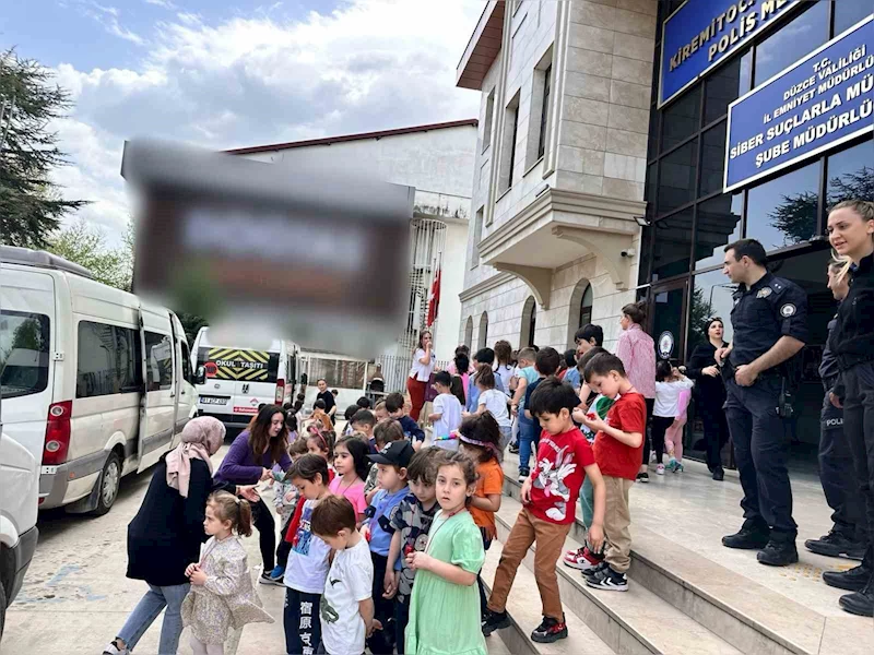 Minik öğrenciler polis karakolunu ziyaret etti
